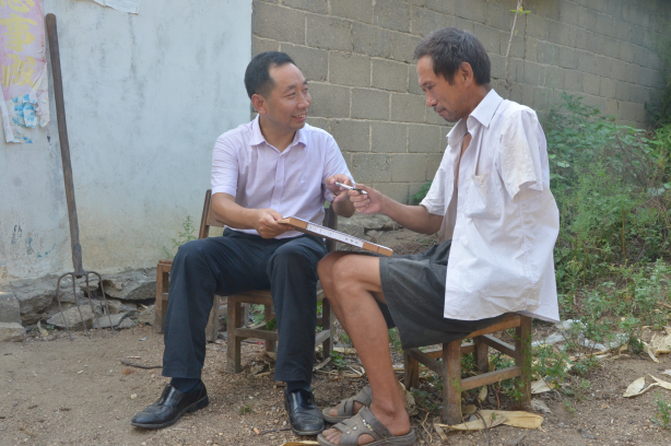 巡訪督查組現(xiàn)場核實貧困戶低保金落實情況