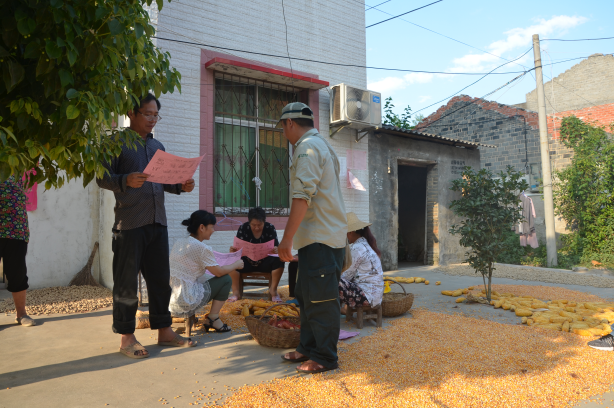組織“清廉之風(fēng)進萬家”郵路活動，發(fā)揮郵遞員進村入戶的優(yōu)勢將精準(zhǔn)扶貧政策送到每個貧困戶家中