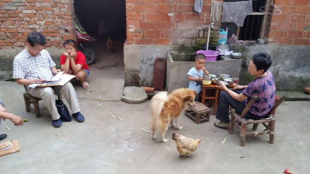 利用貧困戶休息時間對精準(zhǔn)扶貧政策落實情況進行核查