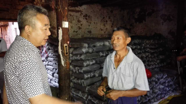 深入香菇種植基地查看駐村工作隊幫扶措施落實情況