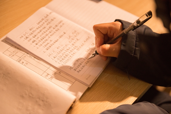 　　地鐵是城市交通的大動(dòng)脈，既節(jié)能環(huán)保，又節(jié)約時(shí)間。當(dāng)享受地鐵的便捷，安全到達(dá)目的地時(shí)，你可曾想過，有這樣一群人，他們迎著盾構(gòu)的轟鳴，忍受著隧道的高溫，一米一米地推進(jìn)地鐵工程建設(shè)；他們踏著筆直的鐵軌，握緊手中的工具，為地鐵的安全運(yùn)營保駕護(hù)航。他們是地鐵人，斑斕光影里的守護(hù)者。  　　暢達(dá)幸福港灣  　　風(fēng)馳電掣的地鐵，縮短了回家時(shí)間，也拉近了心與心的距離，載著千萬市民們暢達(dá)幸福的港灣。  　　黨旗下的誓言  　　為堅(jiān)定理想信念，激發(fā)團(tuán)隊(duì)斗志，青島地鐵集團(tuán)有限公司組織青年黨員到黨史紀(jì)念館參觀學(xué)習(xí)，開展“兩學(xué)一做”主題黨日活動(dòng)，在黨旗下重溫入黨誓詞。  　　地鐵建設(shè)青年突擊隊(duì)  　　在青島地鐵建設(shè)一線，有一支18人組成的“地鐵建設(shè)青年突擊隊(duì)”，其中共產(chǎn)黨員11名。他們用昂揚(yáng)的斗志突擊著一個(gè)個(gè)急難險(xiǎn)阻，用辛勤的汗水和心血為地鐵建設(shè)譜寫著新的篇章。  　　通向曙光的夢  　　在地下幾十米的隧道里，地鐵人緊張地進(jìn)行爆破施工前準(zhǔn)備工作。他們與黑暗為伴，一點(diǎn)一點(diǎn)向前掘進(jìn)，迎接著通向曙光的夢。  　　精準(zhǔn)無誤  　　在挖掘隧道的工序中，他們走在團(tuán)隊(duì)前列。身處粉塵多、噪音大的工作環(huán)境，手持沉重的風(fēng)槍機(jī)，在巖壁上布設(shè)鑿眼，精確裝好炸藥，為實(shí)施爆破打下良好基礎(chǔ)。  　　精益求精  　　對于隧道裸露的面，檢查必須像“排雷”般細(xì)心。地鐵人在檢查中將松動(dòng)的石塊敲落，避免石塊掉落傷人，這樣爬上爬下多少次，恐怕他們自己也數(shù)不清了。  　　齊心協(xié)力  　　安全是地鐵建設(shè)的重中之重。地鐵人反復(fù)對軌道進(jìn)行軌距測量和矯正，確保鋼軌間距始終保持一致，保障車輛通行安全。軌距測量和矯正需要地鐵人齊心協(xié)力、密切配合，長期的協(xié)同工作練就了他們之間的默契。  　　日檢作業(yè)  　　地鐵人每天都要檢查受流器有無損傷，絕緣板、橡膠限位止檔有無裂紋，熔斷器指示器指示是否正常等，以確保地鐵的正常行駛。  　　車輛檢修  　　地鐵人需要定期到地鐵底部進(jìn)行輪對踏面檢查。主要檢查踏面有無碾堆、溝槽和凸起，檢查踏面剝離和擦傷有無超限，周圍的管路及線纜之間有無摩擦和受力情況。  　　最佳搭檔  　　地鐵空調(diào)需要定期檢修清洗，這需要兩人共同完成。兩搭檔分別取下兩側(cè)的濾網(wǎng)清洗干凈并晾干，換上干凈的濾網(wǎng)。  　　清場作業(yè)  　　黨員小胡是最早駐扎到環(huán)境艱苦的錯(cuò)埠嶺車站的地鐵人之一。地下環(huán)境濕冷，即使在炎熱夏季也需穿著厚重的棉服御寒。動(dòng)調(diào)階段，他每天清晨就要在隧道內(nèi)巡視并進(jìn)行清場作業(yè)，為調(diào)試列車提供安全的運(yùn)行環(huán)境。  　　連夜檢查  　　為保障節(jié)假日地鐵的安全運(yùn)行，地鐵人連夜開展關(guān)鍵道岔檢查成常態(tài)。  　　揮汗奮戰(zhàn)  　　頂著烈日，耐著高溫，地鐵人有條不紊的指揮著搬運(yùn)作業(yè)。為了保障安全，他們在工作崗位上揮汗奮戰(zhàn)，忙碌的工作使他們無暇擦拭臉上的汗水。  　　一絲不茍  　　新線動(dòng)調(diào)階段，地鐵人在臨時(shí)車控室進(jìn)行工作記錄。他們一絲不茍，始終堅(jiān)持嚴(yán)格的作業(yè)標(biāo)準(zhǔn)和規(guī)范。  　　不忘初心  　　動(dòng)調(diào)初期，8名黨員地鐵人主動(dòng)請纓進(jìn)駐錯(cuò)埠嶺車站，成立“黨員先鋒隊(duì)”。他們把黨旗插在攻堅(jiān)克難的最前沿，鑄就了“當(dāng)先鋒、能吃苦、講奉獻(xiàn)”的“錯(cuò)埠嶺精神”。艱苦宿舍里吃一口泡面成為一種享受。  　　快樂的工友  　　地鐵工作苦中亦有樂。繁重的工作之余，在鏡頭前的地鐵人忘記了疲勞，露出了樸實(shí)的笑容。  　　綠茵場上  　　脫下厚重的工作服，他們是一群充滿活力、蓬勃朝氣的小伙子。馳騁在綠茵場上，盡情地?fù)]灑著青春的汗水。  　　能歌善舞  　　繁重的工作之余，地鐵人“文藝范”十足。他們經(jīng)常利用業(yè)余時(shí)間排練文藝節(jié)目，與市民同樂。  　　堅(jiān)實(shí)背影  　　地鐵人的身影，穿梭在地鐵的每一個(gè)角落；地鐵人的笑容，綻放在每一次辛勞之后。他們用實(shí)際行動(dòng)踐行著對黨和人民的莊嚴(yán)承諾，讓青春在平凡而又偉大的工作崗位上閃閃發(fā)光。