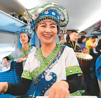 7月9日，寶蘭高鐵開通后的首趟西安北至蘭州西D2651次動車組列車，從“古絲綢之路第一橋”遺址開出。