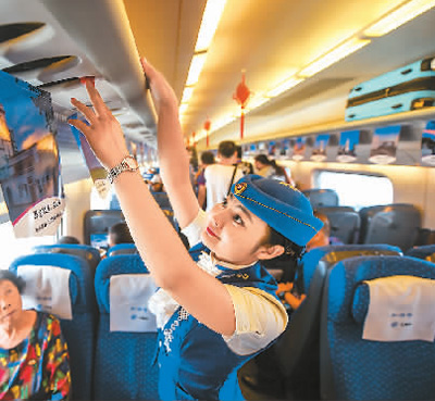 8月3日，在內(nèi)蒙古自治區(qū)烏蘭察布開往呼和浩特東站的列車上，乘務(wù)員在整理行李架。