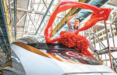 6月25日，中國標(biāo)準(zhǔn)動車組命名在北京舉行。由中國鐵路總公司牽頭組織研制、具有完全自主知識產(chǎn)權(quán)、達(dá)到世界先進(jìn)水平的中國標(biāo)準(zhǔn)動車組被命名為“復(fù)興號”。