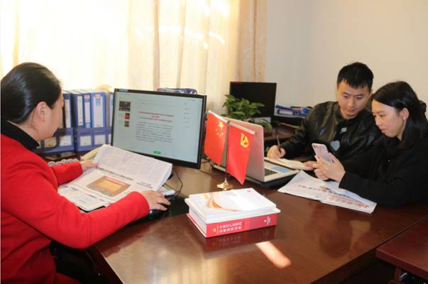 　　為深入、細致、生動地宣講黨的十九大精神，各級紀檢監(jiān)察機關(guān)積極運用互聯(lián)網(wǎng)技術(shù)和信息化手段開展工作。  　　“‘黨的十九大微課堂’‘黨的十九大知識庫’，打開網(wǎng)絡隨時學，點開手機隨地學，大家還可以利用微信群、朋友圈分享交流學習體會，通過網(wǎng)上測試來提升學習效果。”連日來，成都市新都區(qū)紀委在網(wǎng)站、手機客戶端、微信公眾號、微博等新媒體平臺，推出十九大精神專題報道，鼓勵大家利用新媒體平臺的優(yōu)勢，把十九大精神學深學透、學以致用，在全區(qū)掀起學習黨的十九大報告精神的熱潮。  　　四川省樂山市沙灣區(qū)紀委依托微信公眾平臺打造“指尖上的學習園地”，讓黨員干部全方位多角度暢享精神“大餐”。堅持每日推送十九大精神“微解讀”，適時分享學習心得；推送在線知識測試小程序，組織十九大精神“微考試”，以考促學、以學提能；建立微信學習互幫小組開展“微討論”，暢聊感悟共解學習疑惑。  　　江蘇省金湖縣紀委通過網(wǎng)站、微信等媒體開設“唱響十九大”學習專欄，并將錄制的“學習十九大、傳遞好聲音”系列視頻課件同步推送。原汁原味學報告、融會貫通談體會、學以致用踐行動，全縣2.3萬名黨員通過網(wǎng)絡在線學習黨的十九大精神。大家紛紛表示，這種宣講方式形式新穎，通俗易懂，非常有助于加深對十九大精神的學習理解。  　　十九大結(jié)束后，河南省紀委在省紀委監(jiān)察廳網(wǎng)站上推出了“省紀委約你有獎答題”欄目，幫助全省紀檢干部和廣大網(wǎng)友強化對黨的十九大精神的學習理解，增強全省紀檢干部深刻領(lǐng)會習近平新時代中國特色社會主義思想，認真落實全面從嚴治黨新要求，以更加科學、更加嚴密、更加有效的舉措推動全面從嚴治黨向縱深發(fā)展。  　　江西省樂平市紀委在“樂平市黨風廉政網(wǎng)”開設“十九大精神”學習專欄，其官方微信“廉潔樂平”也聚焦十九大精選優(yōu)選宣傳內(nèi)容，每日堅持轉(zhuǎn)載轉(zhuǎn)發(fā)中央紀委監(jiān)察部網(wǎng)站、人民日報及新華社十九大精神權(quán)威解讀，向讀者推送，成為樂平人民獲取十九大信息和知識的主流網(wǎng)絡平臺；該市紀委還在公號首頁添加“學十九大”“測十九大”子菜單，推送十九大精神學習及知識點測試鏈接，要求紀檢干部圍繞新要求、新目標劃重點、記要點、圈亮點、謀思路，以真學、深學指導監(jiān)督執(zhí)紀問責工作實踐。  　　“輸入咱們縣紀委的‘正風鉛山’網(wǎng)站名，打開搜索顯示的第一個網(wǎng)頁鏈接，就能看到十九大最新最權(quán)威的政策說明了……”江西省鉛山縣篁碧畬族鄉(xiāng)畬族村地處偏遠山區(qū)，消息閉塞，雖然近日架好了網(wǎng)線，但很多村組干部和村民對網(wǎng)絡學習還不太熟悉。該鄉(xiāng)紀委書記了解情況后組織紀檢干部及時來到村里，手把手教村里的群眾如何正確使用網(wǎng)絡學習黨的十九大精神。“之前我們也就在休息時間上網(wǎng)打打游戲，現(xiàn)在每天都會翻看正風鉛山網(wǎng)站，學習有關(guān)十九大精神的各類報道，雖然地處偏遠，但網(wǎng)絡使十九大精神離我們很近，真好咧！”村民們激動地說。  　　當前，全黨全國上下正在深入學習宣傳貫徹黨的十九大精神，各地區(qū)各部門要按照黨中央統(tǒng)一部署，采取多種方式，運用多種載體，加大宣傳力度，增強學習宣傳的實效。