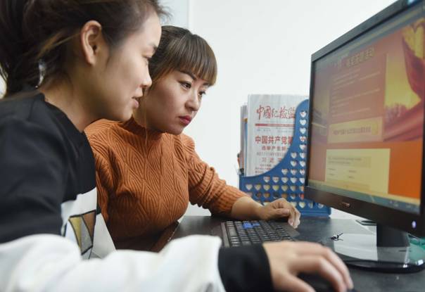 　　為深入、細致、生動地宣講黨的十九大精神，各級紀檢監(jiān)察機關(guān)積極運用互聯(lián)網(wǎng)技術(shù)和信息化手段開展工作。  　　“‘黨的十九大微課堂’‘黨的十九大知識庫’，打開網(wǎng)絡隨時學，點開手機隨地學，大家還可以利用微信群、朋友圈分享交流學習體會，通過網(wǎng)上測試來提升學習效果。”連日來，成都市新都區(qū)紀委在網(wǎng)站、手機客戶端、微信公眾號、微博等新媒體平臺，推出十九大精神專題報道，鼓勵大家利用新媒體平臺的優(yōu)勢，把十九大精神學深學透、學以致用，在全區(qū)掀起學習黨的十九大報告精神的熱潮。  　　四川省樂山市沙灣區(qū)紀委依托微信公眾平臺打造“指尖上的學習園地”，讓黨員干部全方位多角度暢享精神“大餐”。堅持每日推送十九大精神“微解讀”，適時分享學習心得；推送在線知識測試小程序，組織十九大精神“微考試”，以考促學、以學提能；建立微信學習互幫小組開展“微討論”，暢聊感悟共解學習疑惑。  　　江蘇省金湖縣紀委通過網(wǎng)站、微信等媒體開設“唱響十九大”學習專欄，并將錄制的“學習十九大、傳遞好聲音”系列視頻課件同步推送。原汁原味學報告、融會貫通談體會、學以致用踐行動，全縣2.3萬名黨員通過網(wǎng)絡在線學習黨的十九大精神。大家紛紛表示，這種宣講方式形式新穎，通俗易懂，非常有助于加深對十九大精神的學習理解。  　　十九大結(jié)束后，河南省紀委在省紀委監(jiān)察廳網(wǎng)站上推出了“省紀委約你有獎答題”欄目，幫助全省紀檢干部和廣大網(wǎng)友強化對黨的十九大精神的學習理解，增強全省紀檢干部深刻領(lǐng)會習近平新時代中國特色社會主義思想，認真落實全面從嚴治黨新要求，以更加科學、更加嚴密、更加有效的舉措推動全面從嚴治黨向縱深發(fā)展。  　　江西省樂平市紀委在“樂平市黨風廉政網(wǎng)”開設“十九大精神”學習專欄，其官方微信“廉潔樂平”也聚焦十九大精選優(yōu)選宣傳內(nèi)容，每日堅持轉(zhuǎn)載轉(zhuǎn)發(fā)中央紀委監(jiān)察部網(wǎng)站、人民日報及新華社十九大精神權(quán)威解讀，向讀者推送，成為樂平人民獲取十九大信息和知識的主流網(wǎng)絡平臺；該市紀委還在公號首頁添加“學十九大”“測十九大”子菜單，推送十九大精神學習及知識點測試鏈接，要求紀檢干部圍繞新要求、新目標劃重點、記要點、圈亮點、謀思路，以真學、深學指導監(jiān)督執(zhí)紀問責工作實踐。  　　“輸入咱們縣紀委的‘正風鉛山’網(wǎng)站名，打開搜索顯示的第一個網(wǎng)頁鏈接，就能看到十九大最新最權(quán)威的政策說明了……”江西省鉛山縣篁碧畬族鄉(xiāng)畬族村地處偏遠山區(qū)，消息閉塞，雖然近日架好了網(wǎng)線，但很多村組干部和村民對網(wǎng)絡學習還不太熟悉。該鄉(xiāng)紀委書記了解情況后組織紀檢干部及時來到村里，手把手教村里的群眾如何正確使用網(wǎng)絡學習黨的十九大精神?！爸拔覀円簿驮谛菹r間上網(wǎng)打打游戲，現(xiàn)在每天都會翻看正風鉛山網(wǎng)站，學習有關(guān)十九大精神的各類報道，雖然地處偏遠，但網(wǎng)絡使十九大精神離我們很近，真好咧！”村民們激動地說。  　　當前，全黨全國上下正在深入學習宣傳貫徹黨的十九大精神，各地區(qū)各部門要按照黨中央統(tǒng)一部署，采取多種方式，運用多種載體，加大宣傳力度，增強學習宣傳的實效。