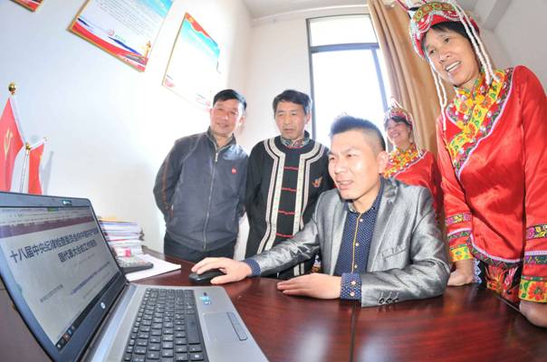 　　為深入、細致、生動地宣講黨的十九大精神，各級紀檢監(jiān)察機關(guān)積極運用互聯(lián)網(wǎng)技術(shù)和信息化手段開展工作。  　　“‘黨的十九大微課堂’‘黨的十九大知識庫’，打開網(wǎng)絡隨時學，點開手機隨地學，大家還可以利用微信群、朋友圈分享交流學習體會，通過網(wǎng)上測試來提升學習效果。”連日來，成都市新都區(qū)紀委在網(wǎng)站、手機客戶端、微信公眾號、微博等新媒體平臺，推出十九大精神專題報道，鼓勵大家利用新媒體平臺的優(yōu)勢，把十九大精神學深學透、學以致用，在全區(qū)掀起學習黨的十九大報告精神的熱潮。  　　四川省樂山市沙灣區(qū)紀委依托微信公眾平臺打造“指尖上的學習園地”，讓黨員干部全方位多角度暢享精神“大餐”。堅持每日推送十九大精神“微解讀”，適時分享學習心得；推送在線知識測試小程序，組織十九大精神“微考試”，以考促學、以學提能；建立微信學習互幫小組開展“微討論”，暢聊感悟共解學習疑惑。  　　江蘇省金湖縣紀委通過網(wǎng)站、微信等媒體開設“唱響十九大”學習專欄，并將錄制的“學習十九大、傳遞好聲音”系列視頻課件同步推送。原汁原味學報告、融會貫通談體會、學以致用踐行動，全縣2.3萬名黨員通過網(wǎng)絡在線學習黨的十九大精神。大家紛紛表示，這種宣講方式形式新穎，通俗易懂，非常有助于加深對十九大精神的學習理解。  　　十九大結(jié)束后，河南省紀委在省紀委監(jiān)察廳網(wǎng)站上推出了“省紀委約你有獎答題”欄目，幫助全省紀檢干部和廣大網(wǎng)友強化對黨的十九大精神的學習理解，增強全省紀檢干部深刻領(lǐng)會習近平新時代中國特色社會主義思想，認真落實全面從嚴治黨新要求，以更加科學、更加嚴密、更加有效的舉措推動全面從嚴治黨向縱深發(fā)展。  　　江西省樂平市紀委在“樂平市黨風廉政網(wǎng)”開設“十九大精神”學習專欄，其官方微信“廉潔樂平”也聚焦十九大精選優(yōu)選宣傳內(nèi)容，每日堅持轉(zhuǎn)載轉(zhuǎn)發(fā)中央紀委監(jiān)察部網(wǎng)站、人民日報及新華社十九大精神權(quán)威解讀，向讀者推送，成為樂平人民獲取十九大信息和知識的主流網(wǎng)絡平臺；該市紀委還在公號首頁添加“學十九大”“測十九大”子菜單，推送十九大精神學習及知識點測試鏈接，要求紀檢干部圍繞新要求、新目標劃重點、記要點、圈亮點、謀思路，以真學、深學指導監(jiān)督執(zhí)紀問責工作實踐。  　　“輸入咱們縣紀委的‘正風鉛山’網(wǎng)站名，打開搜索顯示的第一個網(wǎng)頁鏈接，就能看到十九大最新最權(quán)威的政策說明了……”江西省鉛山縣篁碧畬族鄉(xiāng)畬族村地處偏遠山區(qū)，消息閉塞，雖然近日架好了網(wǎng)線，但很多村組干部和村民對網(wǎng)絡學習還不太熟悉。該鄉(xiāng)紀委書記了解情況后組織紀檢干部及時來到村里，手把手教村里的群眾如何正確使用網(wǎng)絡學習黨的十九大精神。“之前我們也就在休息時間上網(wǎng)打打游戲，現(xiàn)在每天都會翻看正風鉛山網(wǎng)站，學習有關(guān)十九大精神的各類報道，雖然地處偏遠，但網(wǎng)絡使十九大精神離我們很近，真好咧！”村民們激動地說。  　　當前，全黨全國上下正在深入學習宣傳貫徹黨的十九大精神，各地區(qū)各部門要按照黨中央統(tǒng)一部署，采取多種方式，運用多種載體，加大宣傳力度，增強學習宣傳的實效。