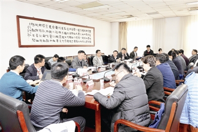 中央紀(jì)委監(jiān)察部機(jī)關(guān)100余名基層黨組織負(fù)責(zé)人和領(lǐng)導(dǎo)班子成員,就學(xué)習(xí)貫徹黨的十九大精神,在中國紀(jì)檢監(jiān)察學(xué)院接受培訓(xùn),拉開了委部機(jī)關(guān)基層黨組織負(fù)責(zé)人及局處級黨員干部學(xué)習(xí)貫徹黨的十九大精神集中輪訓(xùn)班的序幕