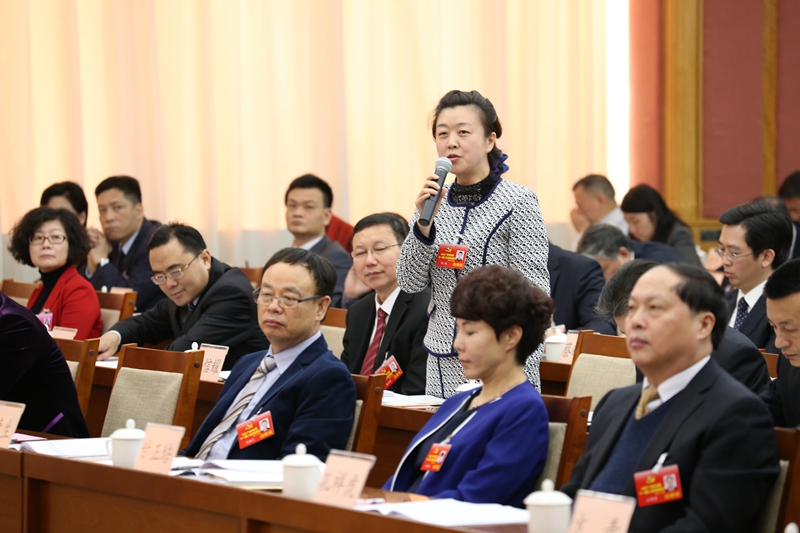 廣州市十一屆紀(jì)委二次全會(huì)上市紀(jì)委委員向參加“三述”活動(dòng)的同級(jí)黨委班子成員就落實(shí)全面從嚴(yán)治黨主體責(zé)任進(jìn)行現(xiàn)場(chǎng)提問(wèn)