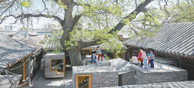 孩子們在改造后的北京前門大柵欄茶兒胡同8號(hào)“微雜院”玩耍。 　　資料圖片