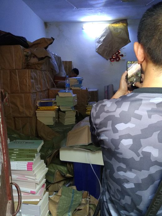 河南鄭州市執(zhí)法部門查獲發(fā)現(xiàn)位于滎陽廣武鎮(zhèn)的一處非法出版物倉儲窩點