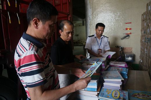 廣東佛山”6·27“案中，執(zhí)法人員當日突擊查處窩點和印刷廠，查扣非法出版物