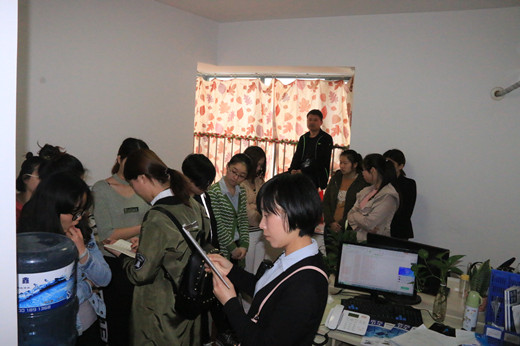 江西九江“1.10”專案組查獲非法編輯部現(xiàn)場