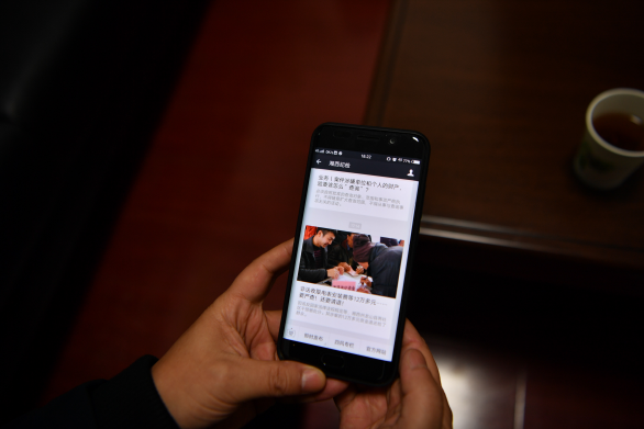 2017年下半年以來，湘西自治州紀委針對村太陽能路燈項目價格虛高、質(zhì)量低劣等問題，對太陽能路燈項目集中開展專項清理整治。 李明（化名），中共黨員，在負責(zé)當?shù)剞r(nóng)村太陽能熱水器和太陽能路燈發(fā)包工作期間，大量吃經(jīng)銷商的“回扣”， 受賄金額巨大，他日夜提心吊膽，隨時查看網(wǎng)上的反腐敗信息，只要看到有陌生車輛到單位，就擔(dān)心是紀委工作人員來調(diào)查自己。