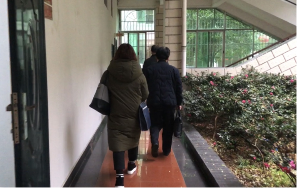 1月3日下午，李明在派駐紀檢組同志的陪同下，帶著他的違紀款到花垣縣紀委、縣監(jiān)委交代問題