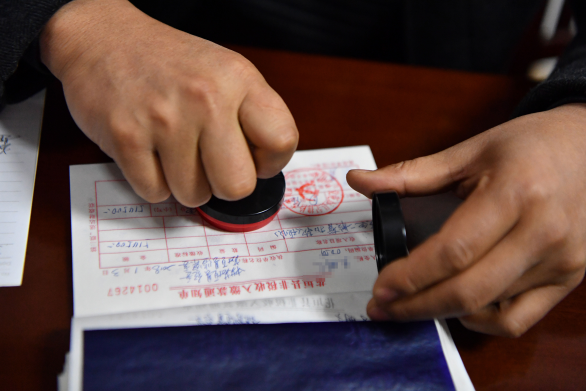 花垣縣紀委、縣監(jiān)委工作人員開具了繳款通知單給李明