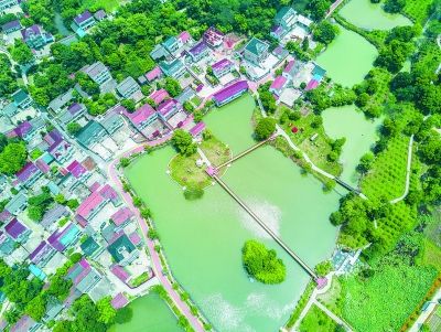 空中俯瞰浙江省長興縣虹星橋鎮(zhèn)鄭家村。圍繞黨的十九大報告提出的實施鄉(xiāng)村振興戰(zhàn)略，鄭家村積極推進(jìn)美麗鄉(xiāng)村建設(shè)，打造鄉(xiāng)村旅游特色名片。新華社發(fā)