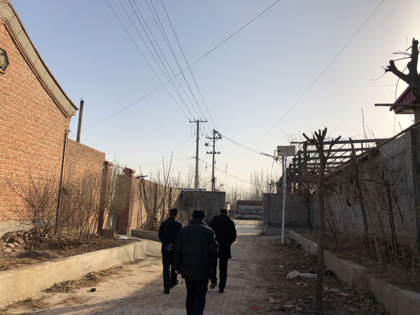 　　習(xí)近平總書記在十九屆中央紀(jì)委二次全會(huì)上強(qiáng)調(diào)，要鍥而不舍落實(shí)中央八項(xiàng)規(guī)定精神，保持黨同人民群眾的血肉聯(lián)系, 要繼續(xù)在常和長(zhǎng)、嚴(yán)和實(shí)、深和細(xì)上下功夫，密切關(guān)注享樂(lè)主義、奢靡之風(fēng)新動(dòng)向新表現(xiàn)，堅(jiān)決防止回潮復(fù)燃。1月14日，在二次全會(huì)閉幕次日，中央紀(jì)委監(jiān)察部網(wǎng)站即派出多路人馬深入基層，采訪各地糾正“四風(fēng)”的措施，傾聽(tīng)基層干部群眾的呼聲。  　　一個(gè)節(jié)點(diǎn)一個(gè)節(jié)點(diǎn)堅(jiān)守 一個(gè)問(wèn)題一個(gè)問(wèn)題突破  　　“四風(fēng)”問(wèn)題受歷史文化、傳統(tǒng)觀念、社會(huì)習(xí)俗等因素影響，具有頑固性反復(fù)性，在高壓之下仍然存在一些公然違規(guī)發(fā)放津補(bǔ)貼、赤裸裸公款吃喝、違規(guī)收禮等現(xiàn)象。  　　“河北某市城市管理局執(zhí)法大隊(duì)班子集體研究決定，為領(lǐng)導(dǎo)班子成員違規(guī)發(fā)放津補(bǔ)貼共計(jì)3萬(wàn)余元?！? 　　“寧夏某市醫(yī)保中心、人社局等單位工作人員，到云南昆明進(jìn)行工作考察。工作結(jié)束后，在昆明滯留游玩，分別違規(guī)報(bào)銷相關(guān)費(fèi)用3000余元?！? 　　……  　　中央八項(xiàng)規(guī)定實(shí)施已經(jīng)五年多，“四風(fēng)”面上問(wèn)題已基本剎住，但個(gè)別黨員干部仍對(duì)此置若罔聞、我行我素。對(duì)此，各地紀(jì)檢機(jī)關(guān)嚴(yán)格執(zhí)紀(jì)、嚴(yán)肅問(wèn)責(zé)。湖北省高頻次、常態(tài)化開(kāi)展監(jiān)督檢查，一個(gè)節(jié)點(diǎn)一個(gè)節(jié)點(diǎn)抓，2017年元旦春節(jié)、五一端午、中秋國(guó)慶重要節(jié)點(diǎn)，就查處了公款購(gòu)買贈(zèng)送節(jié)禮、大操大辦婚喪喜慶事宜、違規(guī)公款購(gòu)買消費(fèi)高檔白酒等問(wèn)題線索200余條，處理200余人。河北省廊坊市紀(jì)委負(fù)責(zé)人說(shuō)，對(duì)這些“四風(fēng)”問(wèn)題，無(wú)論其發(fā)生時(shí)間、違規(guī)類型，我們必須“零容忍”，露頭就打。  　　關(guān)注“四風(fēng)”隱形變異新動(dòng)向 扭住不放、寸步不讓  　　“如果不盯住種種隱形變異、改頭換面的新花樣，出現(xiàn)‘四風(fēng)’問(wèn)題反彈回潮，后果就不堪設(shè)想?！边@是各地群眾的共同心聲。  　　針對(duì)公款吃喝向偏遠(yuǎn)農(nóng)莊、農(nóng)家樂(lè)和機(jī)關(guān)內(nèi)部食堂、培訓(xùn)中心轉(zhuǎn)移問(wèn)題，河北扎扎實(shí)實(shí)出“笨招”、廣撒網(wǎng)，到高檔小區(qū)蹲守，系統(tǒng)掌握“一桌餐”情況；湖北部署開(kāi)展機(jī)關(guān)內(nèi)部食堂（培訓(xùn)中心）違規(guī)公款消費(fèi)等問(wèn)題專項(xiàng)整治，處理黨員干部1569人。  　　針對(duì)違規(guī)公款消費(fèi)假借名目入賬報(bào)銷，大額發(fā)票分多次報(bào)銷問(wèn)題，寧夏通過(guò)國(guó)稅數(shù)據(jù)中心后臺(tái)數(shù)據(jù)庫(kù)提取部分單位“三公經(jīng)費(fèi)”中大額支出的公務(wù)接待、公車維修等發(fā)票信息進(jìn)行逐一篩查，聯(lián)合工商部門進(jìn)行跟蹤核查，逐項(xiàng)核對(duì)發(fā)票內(nèi)容；湖北借助國(guó)稅票檢平臺(tái)，創(chuàng)建異常財(cái)務(wù)票據(jù)篩選平臺(tái)，通過(guò)數(shù)據(jù)的關(guān)聯(lián)提取、智能對(duì)比、自動(dòng)計(jì)算，及時(shí)生成與“四風(fēng)”問(wèn)題線索密切相關(guān)的異常票據(jù)，2017年中秋國(guó)慶期間，協(xié)調(diào)國(guó)稅部門向相關(guān)單位移交問(wèn)題線索351條，查實(shí)89條。  　　針對(duì)私車公養(yǎng)、既坐公車又拿車貼等問(wèn)題，湖北借助公安交管部門機(jī)動(dòng)車緝查布控系統(tǒng)，對(duì)重點(diǎn)地段、高速公路出入口的過(guò)往公車進(jìn)行拍照取證，篩查公車私用問(wèn)題線索，2017年五一端午期間發(fā)現(xiàn)涉嫌公車私用問(wèn)題線索95條，查實(shí)13條。  　　在反對(duì)形式主義、官僚主義上下更大功夫  　　基層干部群眾普遍反映，要在反對(duì)形式主義、官僚主義上下更大功夫。  　　歲末年初，文山會(huì)海往往扎堆來(lái)臨，讓基層干部疲于應(yīng)付、苦不堪言、壓力山大，有的損害政府機(jī)關(guān)形象，有的甚至耽誤發(fā)展機(jī)遇。“有一些會(huì)議還要求一把手參加，副職或科長(zhǎng)參加還不行?！睂幭闹行l(wèi)市某部門負(fù)責(zé)人感慨，“碰到幾個(gè)會(huì)議都要求一把手或主管領(lǐng)導(dǎo)參加的時(shí)候，真是分身乏術(shù)呀！”  　　簽訂責(zé)任狀，目的是層層傳導(dǎo)壓力，避免出現(xiàn)懶政怠政等不作為，一個(gè)時(shí)期以來(lái)，這種方式發(fā)揮了一定作用。但基層責(zé)任狀泛濫，有時(shí)成了上級(jí)單位免責(zé)的“護(hù)身符”，甚至帶來(lái)浮夸、虛報(bào)、數(shù)字造假等。云南省大理市一位鄉(xiāng)鎮(zhèn)部門負(fù)責(zé)人吐槽，“安全生產(chǎn)、食品監(jiān)管、招商引資、消防安全……各種責(zé)任狀簽了10多份，但是很多責(zé)任狀年初簽訂時(shí)認(rèn)認(rèn)真真、大張旗鼓，年底考核時(shí)便沒(méi)了聲息。還有的責(zé)任狀，鎮(zhèn)一級(jí)根本沒(méi)有條件實(shí)施?！? 　　強(qiáng)調(diào)態(tài)度、表明決心，本身無(wú)可厚非。但如果沒(méi)有行動(dòng)的支撐，一切就都變成了空談、流于形式。湖北省某市政府發(fā)文，在推進(jìn)供給側(cè)改革攻堅(jiān)行動(dòng)中，每季度通報(bào)不擔(dān)當(dāng)、不作為的單位和干部，但實(shí)際上2017年只通報(bào)了一次。  　　十九屆中央紀(jì)委二次全會(huì)強(qiáng)調(diào)，要鞏固拓展落實(shí)中央八項(xiàng)規(guī)定精神成果。領(lǐng)導(dǎo)干部要帶頭轉(zhuǎn)變作風(fēng)，經(jīng)常擺擺表現(xiàn)、找找差距，堅(jiān)持身體力行、以上率下，形成“頭雁效應(yīng)”。發(fā)揚(yáng)釘釘子精神，一個(gè)節(jié)點(diǎn)一個(gè)節(jié)點(diǎn)堅(jiān)守，關(guān)注“四風(fēng)”問(wèn)題新表現(xiàn)新動(dòng)向，在反對(duì)形式主義、官僚主義上下更大功夫，對(duì)表態(tài)多調(diào)門高、行動(dòng)少落實(shí)差的嚴(yán)肅問(wèn)責(zé)。堅(jiān)決反對(duì)特權(quán)思想和特權(quán)現(xiàn)象，教育引導(dǎo)黨員領(lǐng)導(dǎo)干部增強(qiáng)群眾感情。各級(jí)紀(jì)檢監(jiān)察機(jī)關(guān)要深入落實(shí)以人民為中心的發(fā)展思想，持續(xù)擦亮作風(fēng)建設(shè)金色名片，切實(shí)提升群眾獲得感、幸福感。