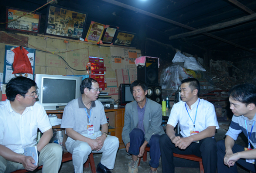 督查組深入馬龍縣相關(guān)村寨、農(nóng)戶開展督查