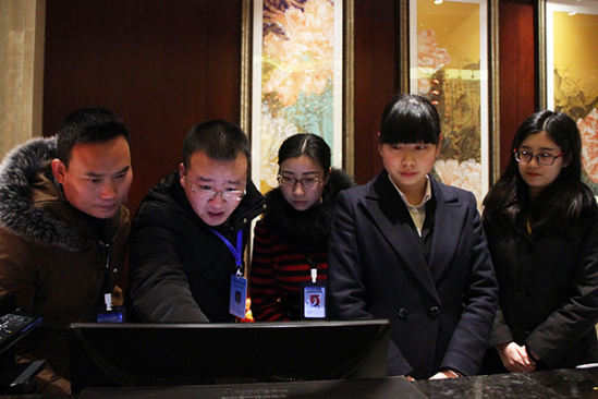 對公款吃喝,公車私用等問題進行監(jiān)督檢查,讓