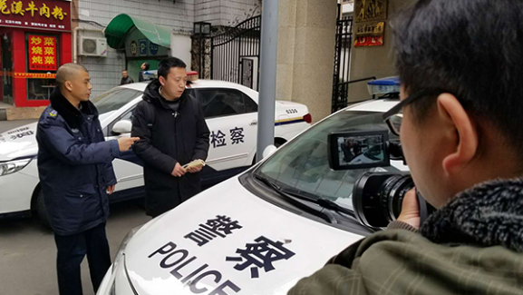 對公款吃喝,公車私用等問題進行監(jiān)督檢查,讓