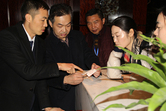 對公款吃喝,公車私用等問題進行監(jiān)督檢查,讓