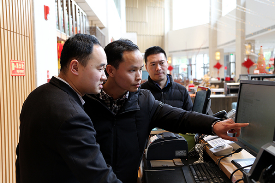 對公款吃喝,公車私用等問題進行監(jiān)督檢查,讓