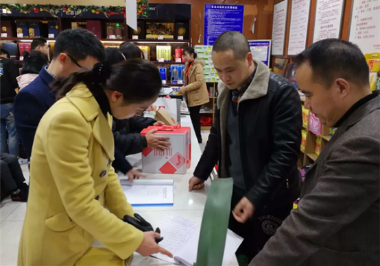 對公款吃喝,公車私用等問題進行監(jiān)督檢查,讓