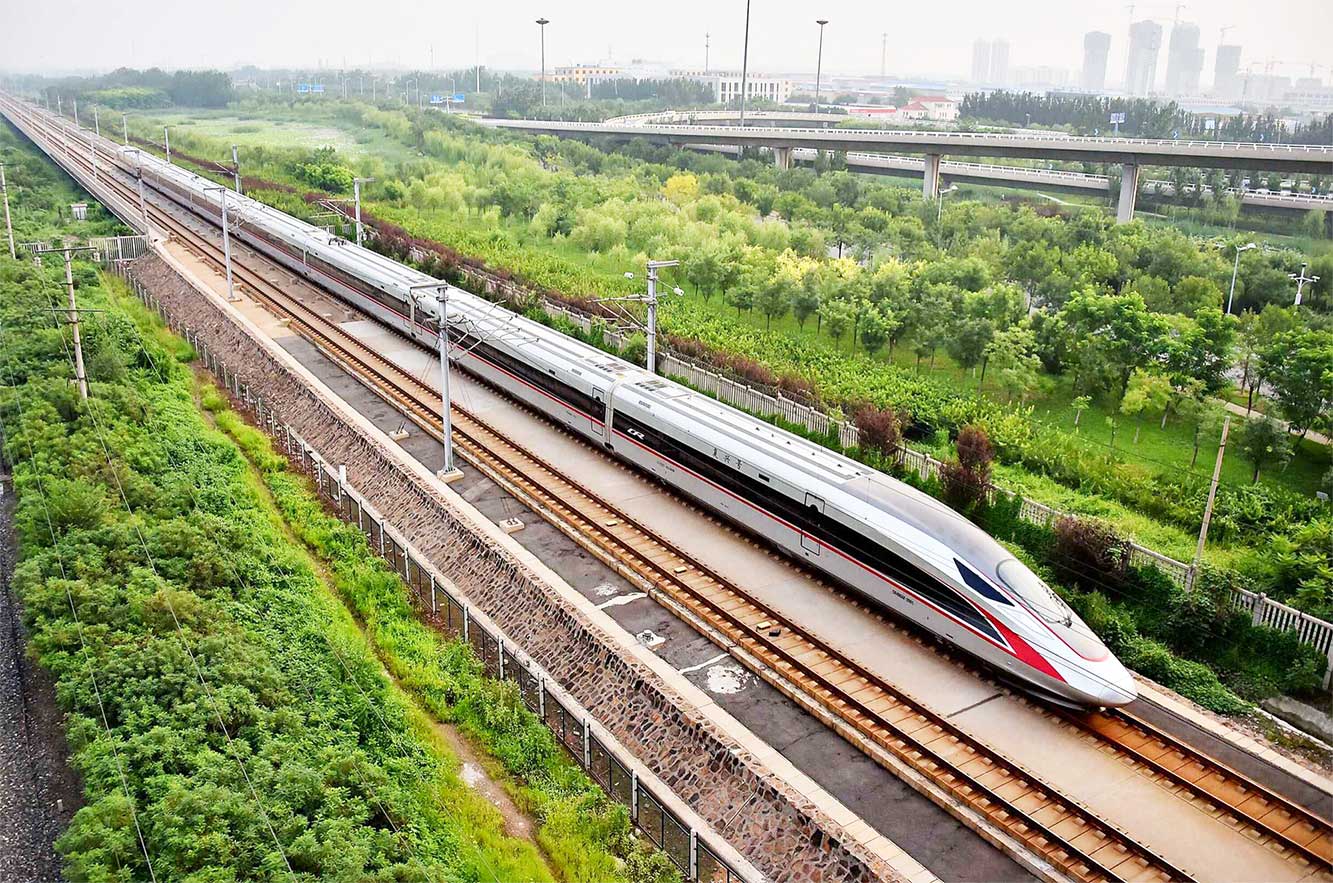 復(fù)興號奔馳在祖國廣袤的大地上