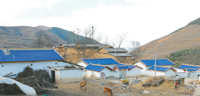 3月15日的昭覺縣呷祖居坡村，新居已經(jīng)入住，舊屋尚未拆除，今昔在這個高山彝寨交匯。 　　本報記者 孔祥武攝