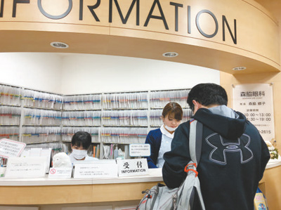 日本東京某私立醫(yī)院內(nèi)，工作人員正在給病人登記。 　　本報記者 劉軍國攝