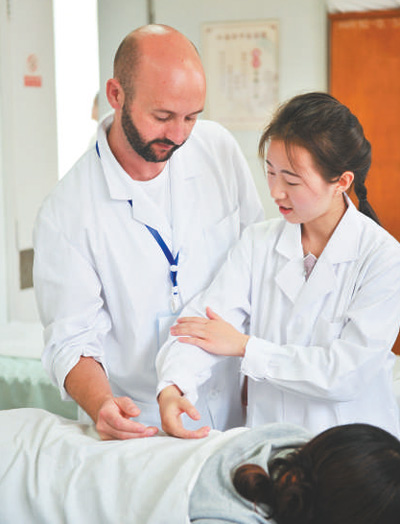 2017年7月，11名西班牙“洋中醫(yī)”來到位于昆明市的云南省中醫(yī)院學(xué)習(xí)推拿和針灸。圖為中國老師指導(dǎo)“洋中醫(yī)”。 　　人民視覺