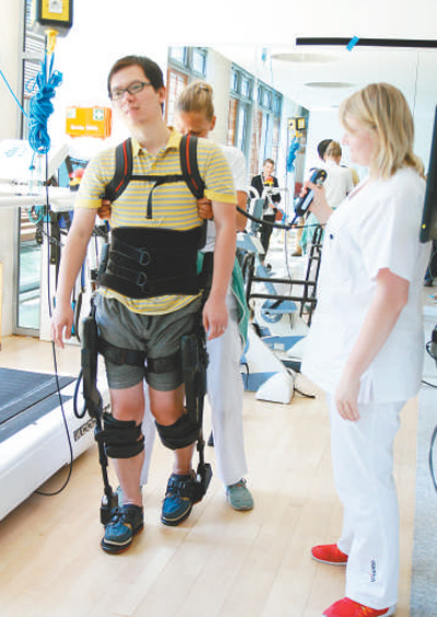 民眾在德國體驗背負(fù)式康復(fù)機器。 　　本報記者 管克江攝