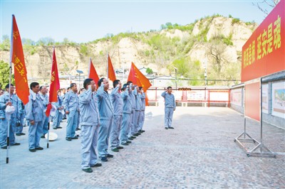 7位過(guò)“政治生日”的學(xué)員重溫入黨誓詞。 　　王東華攝 