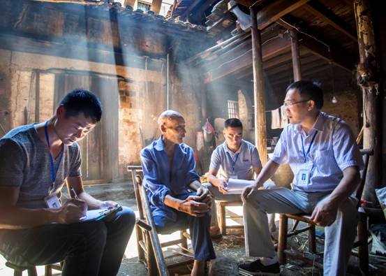 黨中央把貧困人口脫貧作為全面建成小康社會的底線任務和標志性指標。脫貧攻堅是硬仗中的硬仗，必須付出百倍努力。