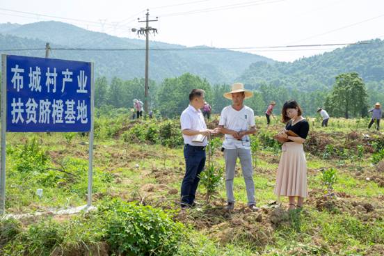 黨中央把貧困人口脫貧作為全面建成小康社會的底線任務和標志性指標。脫貧攻堅是硬仗中的硬仗，必須付出百倍努力。