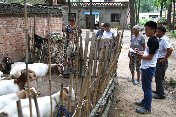 黨中央把貧困人口脫貧作為全面建成小康社會的底線任務和標志性指標。脫貧攻堅是硬仗中的硬仗，必須付出百倍努力。