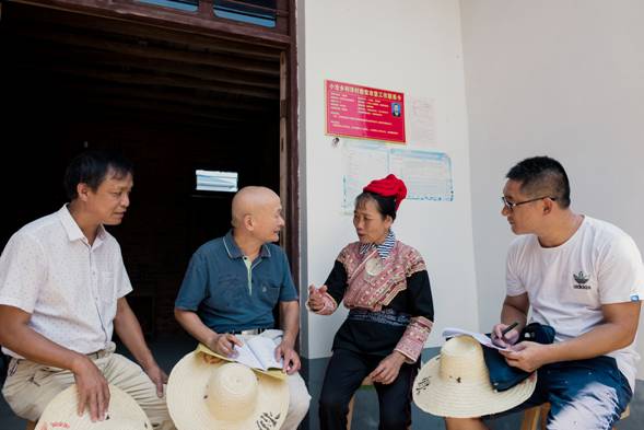 黨中央把貧困人口脫貧作為全面建成小康社會的底線任務和標志性指標。脫貧攻堅是硬仗中的硬仗，必須付出百倍努力。