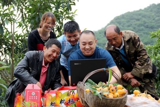 黨中央把貧困人口脫貧作為全面建成小康社會的底線任務和標志性指標。脫貧攻堅是硬仗中的硬仗，必須付出百倍努力。