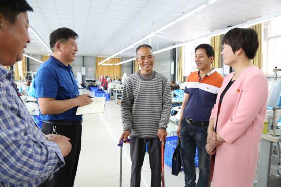 黨中央把貧困人口脫貧作為全面建成小康社會的底線任務和標志性指標。脫貧攻堅是硬仗中的硬仗，必須付出百倍努力。