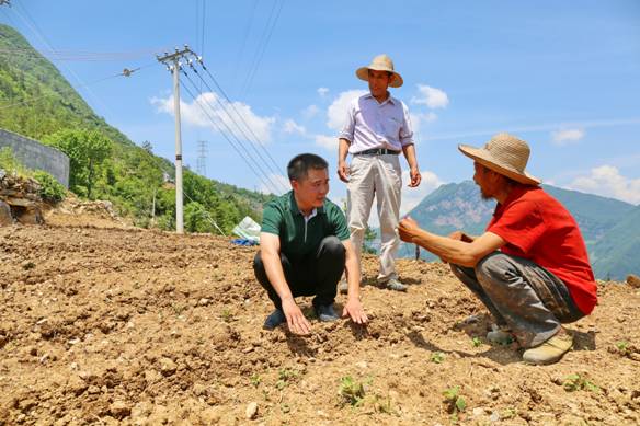 黨中央把貧困人口脫貧作為全面建成小康社會的底線任務和標志性指標。脫貧攻堅是硬仗中的硬仗，必須付出百倍努力。