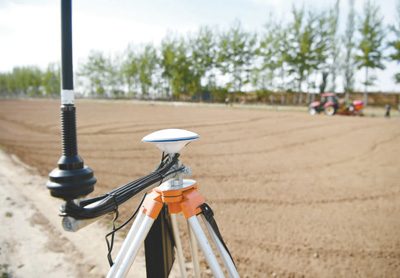 寧夏吳忠市利通區(qū)金積鎮(zhèn)塔灣村村民在田間利用北斗導(dǎo)航播種蔬菜。 　　新華社發(fā)