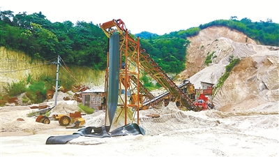 ▲圖為湖南省桂陽(yáng)縣蓮塘鎮(zhèn)樓下村境內(nèi)的常桂沙業(yè)有限責(zé)任公司非法開采山砂的事發(fā)地。（資料圖片）