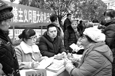 四川省樂山市沙灣區(qū)紀委監(jiān)委把集中整治形式主義、官僚主義問題作為重要政治任務，通過暢通監(jiān)督舉報渠道，到基層接訪等方式，廣泛收集問題線索，對發(fā)現(xiàn)的問題，從嚴查處。圖為近日該區(qū)紀檢監(jiān)察干部在社區(qū)收集形式主義、官僚主義問題線索。黃予涵 攝