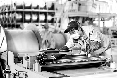 近日，河北多地在做好疫情防控的同時，組織企業(yè)有序復工復產(chǎn)，助力經(jīng)濟發(fā)展。圖為2020年2月22日，員工在固安縣新興產(chǎn)業(yè)示范園區(qū)一家企業(yè)內(nèi)工作。新華社發(fā)