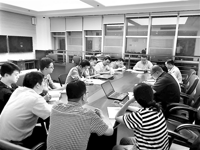 專案組在分析討論何德發(fā)案情