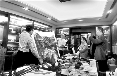 專案組人員依規(guī)依紀(jì)依法搜查何德發(fā)住所