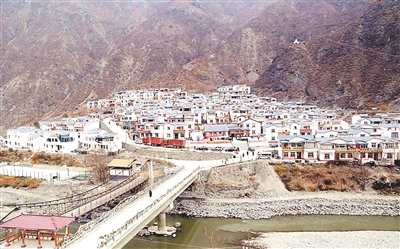 四川省阿壩藏族羌族自治州黑水縣在陸續(xù)完成異地扶貧搬遷、藏區(qū)新居建設(shè)、地災(zāi)避險搬遷等工作后，將持續(xù)跟進后續(xù)產(chǎn)業(yè)扶持、公共服務(wù)配套等項目進展。圖為完成整村搬遷后的黑水縣色爾古鎮(zhèn)五里村。（資料圖片）