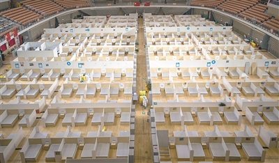 截至3月9日，武漢14家方艙醫(yī)院已有13家休艙。圖為工作人員在武漢體育中心方艙醫(yī)院進(jìn)行全面消毒及清理作業(yè)。  新華社記者 肖藝九 攝