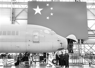 一手抓疫情防控，一手抓復(fù)工復(fù)產(chǎn)復(fù)飛，中國(guó)商飛公司扎實(shí)推進(jìn)型號(hào)研制與生產(chǎn)運(yùn)營(yíng)工作。圖為工人在生產(chǎn)車(chē)間內(nèi)作業(yè)。 新華社記者 丁汀 攝